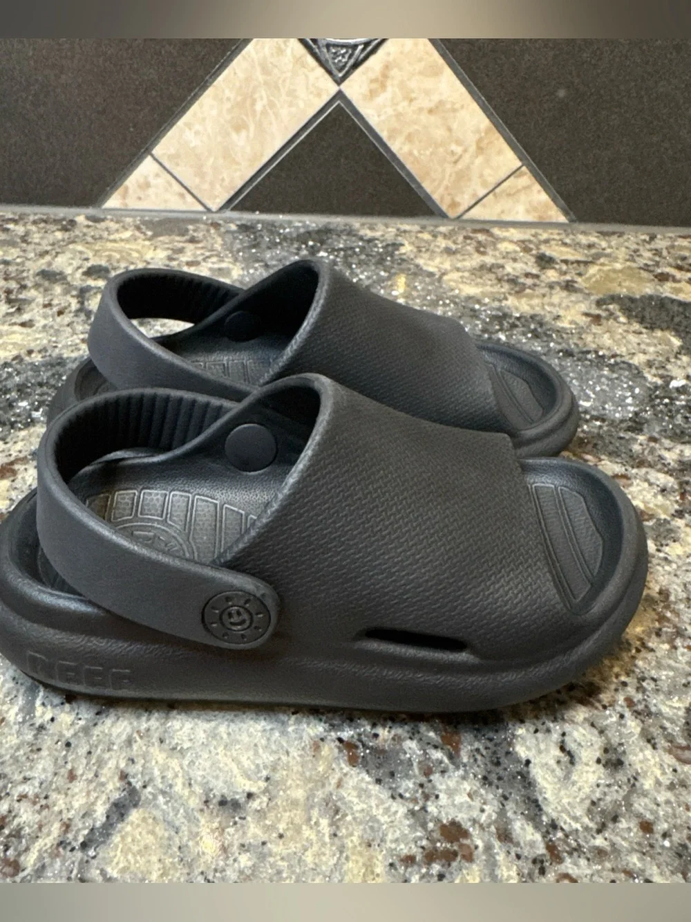Reef Little Rio Slide Black Size 8 Hardly Used